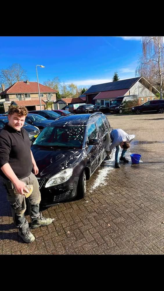 De Senioren zijn al in volle actie! Kom nog langs tot 16.00 uur bij Autogroep Twente