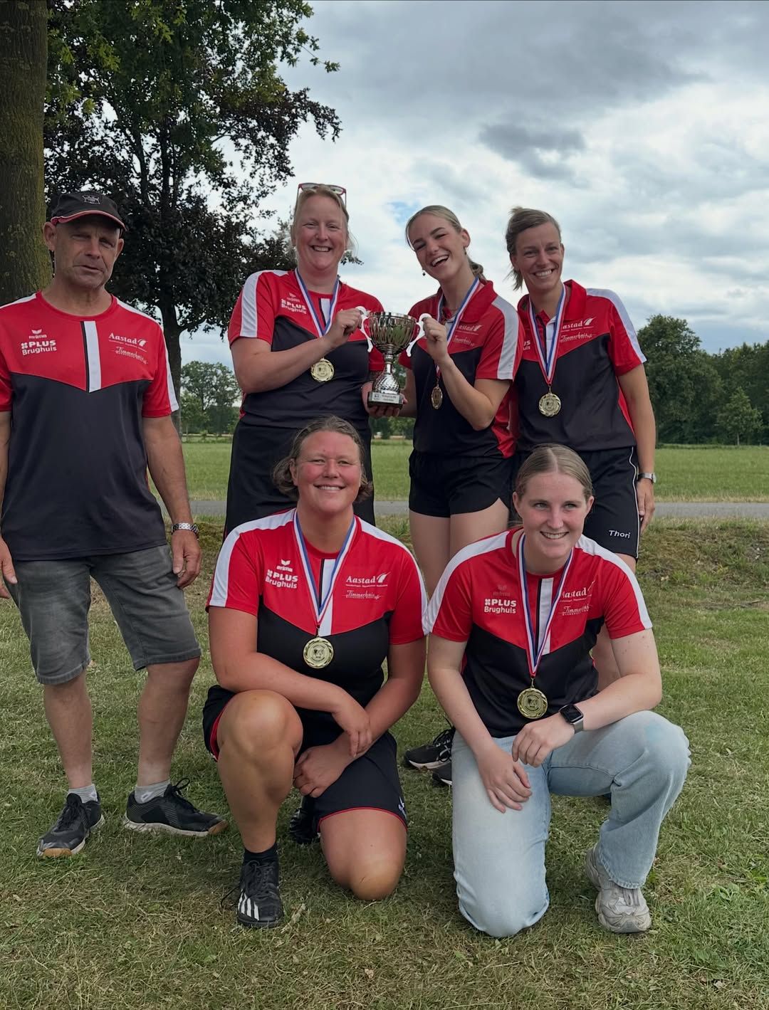 🏆 3E JAAR OP RIJ CUPWINNAARS! 🏆 Vandaag stond voor onze dames de cupfinale op het programma. In Geesteren, op de prach...