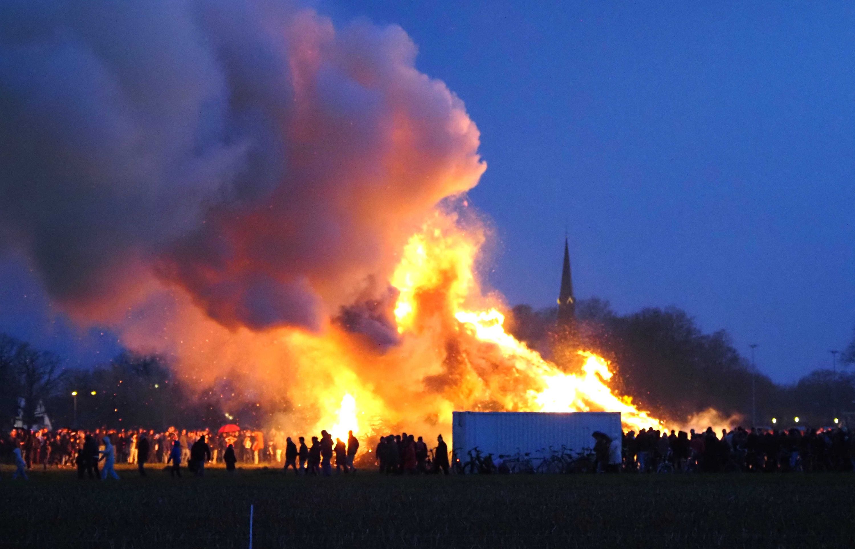 Prachtig paasvuur gebouwd door cv Altied Skik!