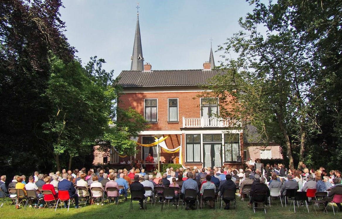 Pinksterviering in de tuin van de pastorie, zondag om 9.00 uur. Je bent van harte welkom!