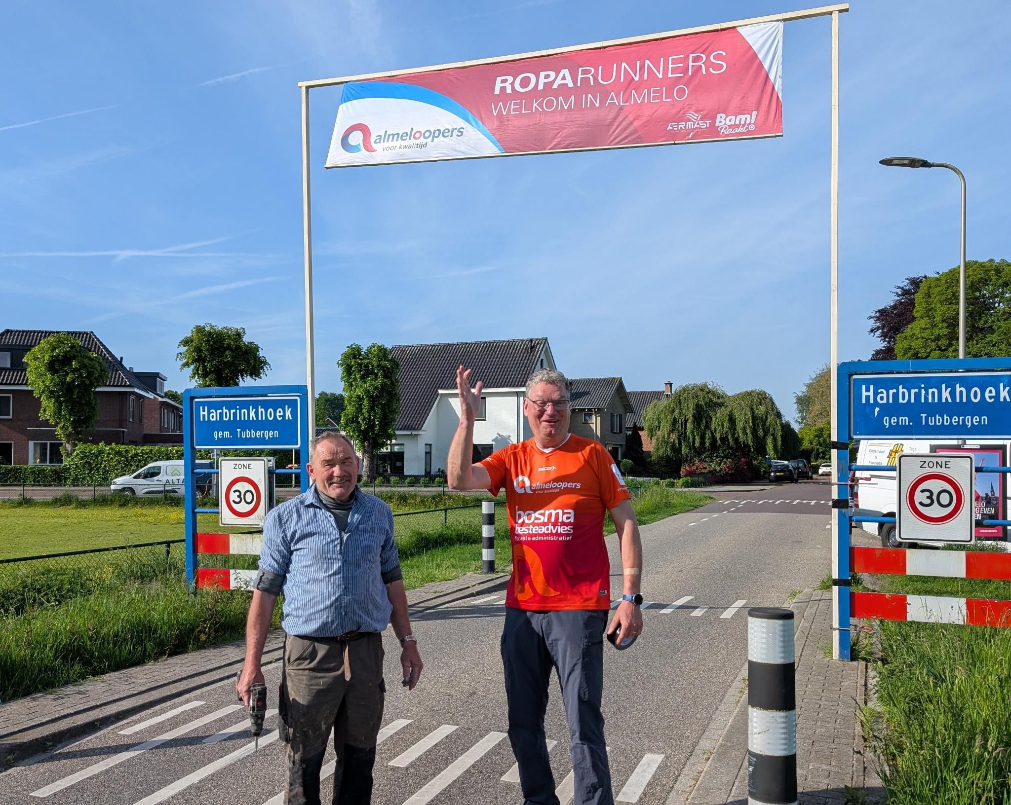 Roparunners onderweg naar Twente, circa 21.30 uur eerste teams in Harbrinkhoek
