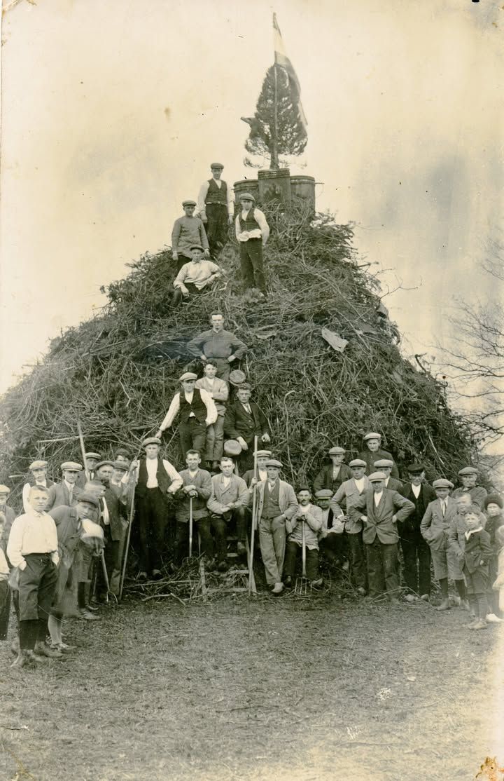 Het paasvuur in Harbrinkhoek, bijna honderd jaar geleden. Niet alle namen zijn bekend maar de volgende wel: Johan ten Br...