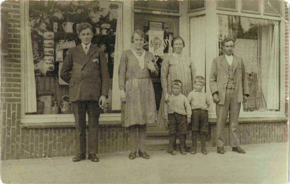 Voor de winkel van Vrerink aan de Almeloseweg. Deze foto is van 1933. V.l.n.r.: P. Zandhuis, H. van de Wal, J.G. Vrerin...