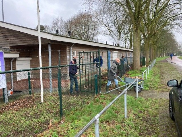 Vanmorgen hebben 6 leden van de Beeklustbloazers het slechte weer getrotseerd en hard gewerkt op het terrein van de ijsb...