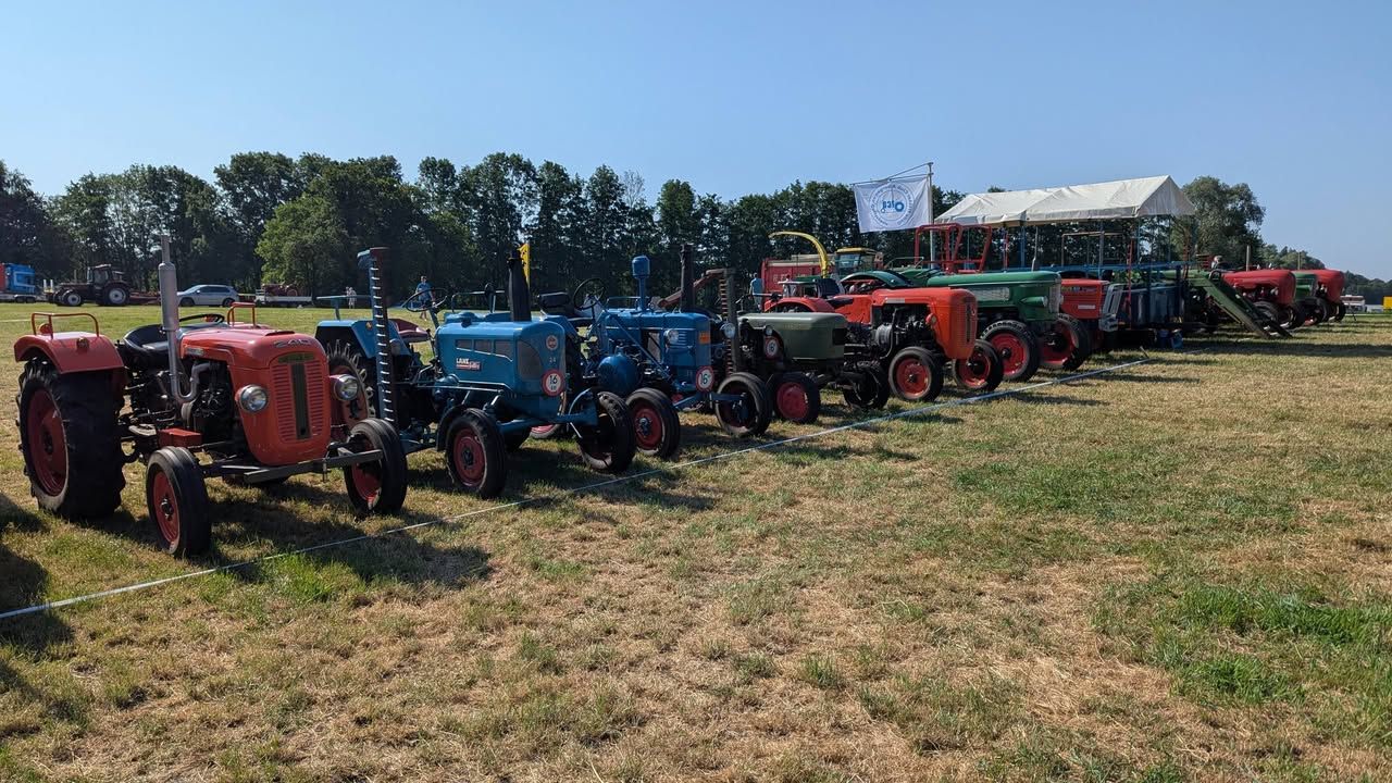 Ondanks het warme weer zijn we met 11 trekkers aanwezig op de oldtimershow in Saasveld!